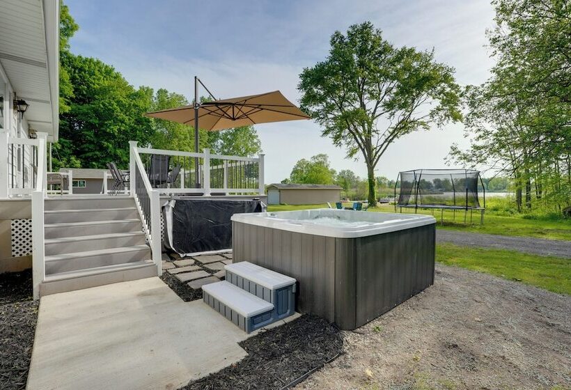 Lakefront Home In Hartford: Hot Tub, Kayaks & Dock