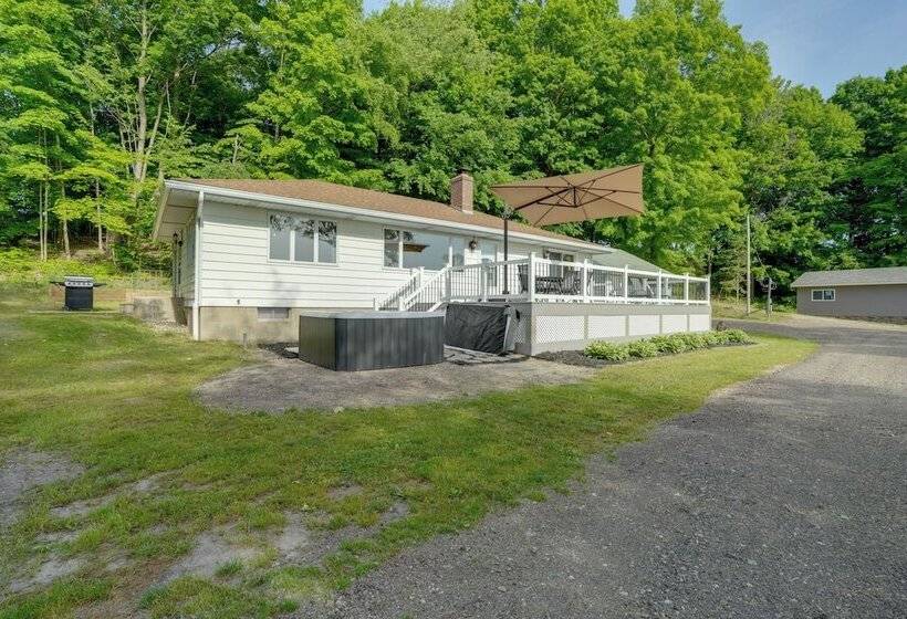 Lakefront Home In Hartford: Hot Tub, Kayaks & Dock