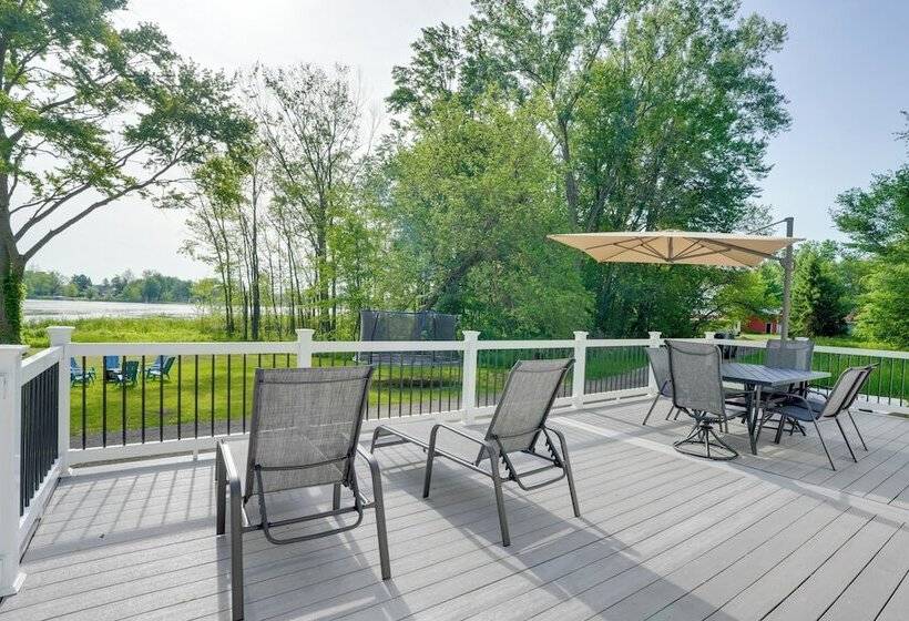 Lakefront Home In Hartford: Hot Tub, Kayaks & Dock
