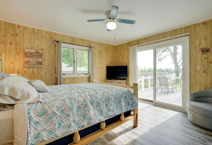 Lakefront Home In Hartford: Hot Tub, Kayaks & Dock