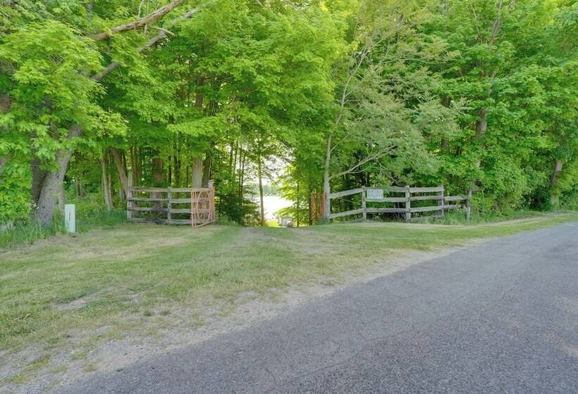 Lakefront Home In Hartford: Hot Tub, Kayaks & Dock