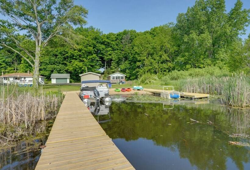 Lakefront Home In Hartford: Hot Tub, Kayaks & Dock