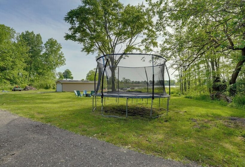 Lakefront Home In Hartford: Hot Tub, Kayaks & Dock