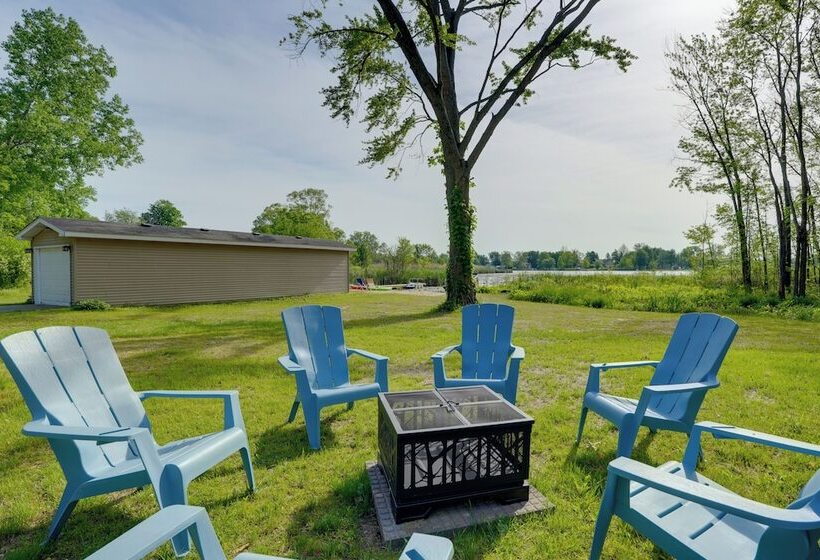 Lakefront Home In Hartford: Hot Tub, Kayaks & Dock