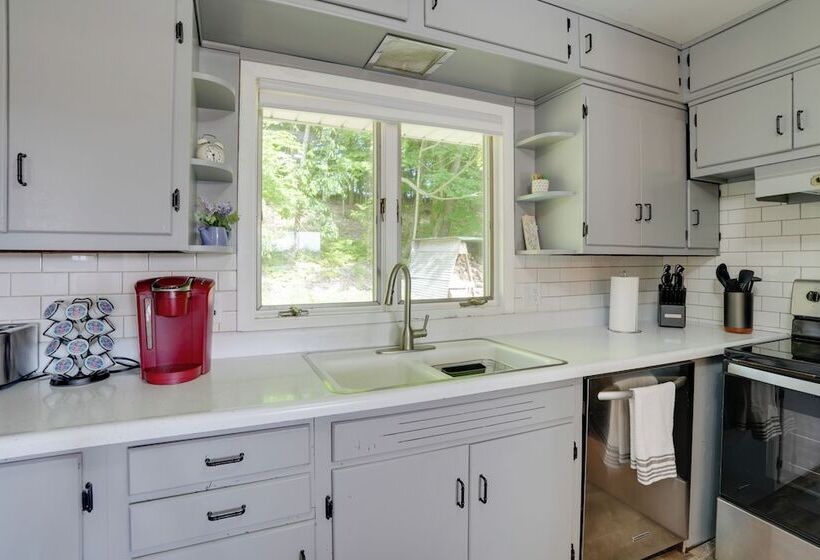 Lakefront Home In Hartford: Hot Tub, Kayaks & Dock