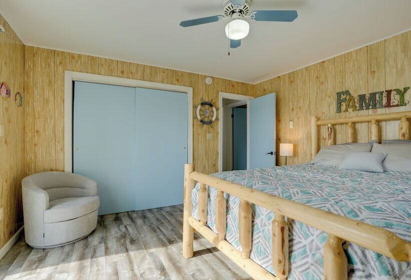 Lakefront Home In Hartford: Hot Tub, Kayaks & Dock