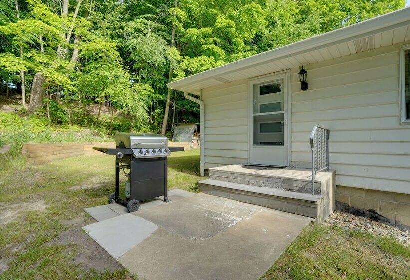 Lakefront Home In Hartford: Hot Tub, Kayaks & Dock