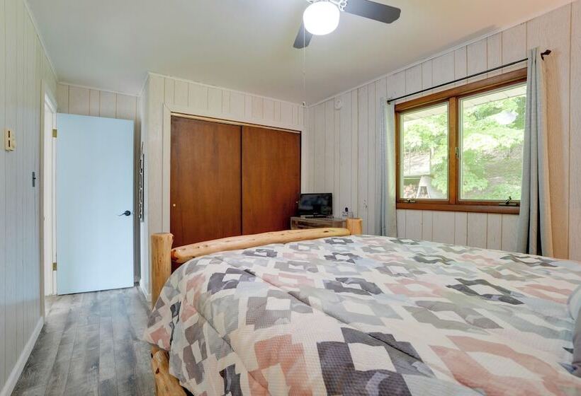 Lakefront Home In Hartford: Hot Tub, Kayaks & Dock