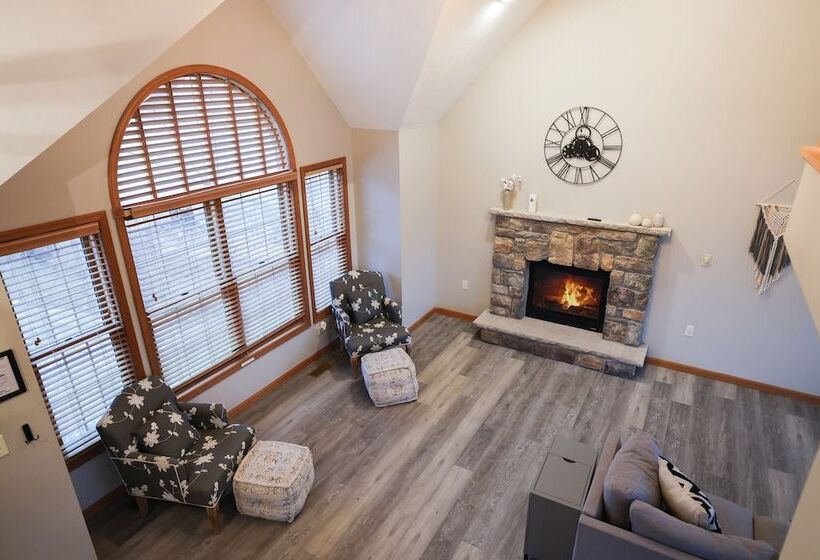 Laker S Pointe By Avantstay Lakefront Private Peninsula Hot Tub, Game Room