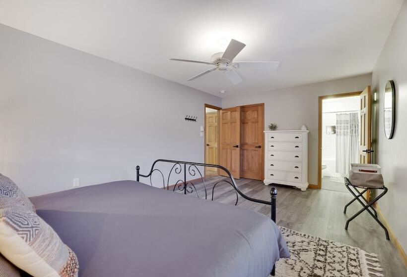 Laker S Pointe By Avantstay Lakefront Private Peninsula Hot Tub, Game Room