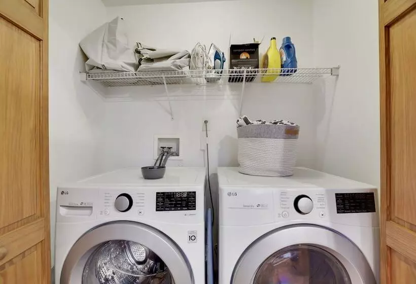 Laker S Pointe By Avantstay Lakefront Private Peninsula Hot Tub, Game Room