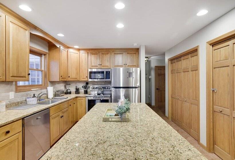 Laker S Pointe By Avantstay Lakefront Private Peninsula Hot Tub, Game Room