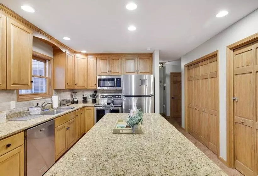 Laker S Pointe By Avantstay Lakefront Private Peninsula Hot Tub, Game Room