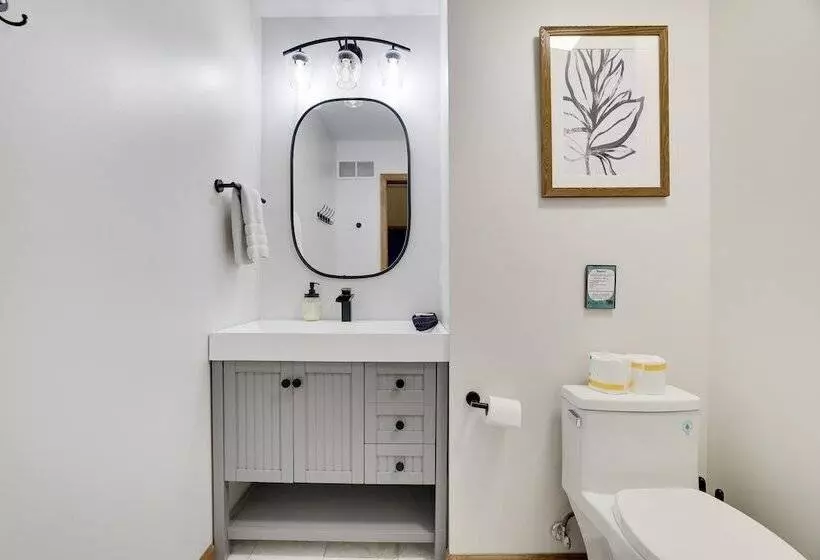 Laker S Pointe By Avantstay Lakefront Private Peninsula Hot Tub, Game Room