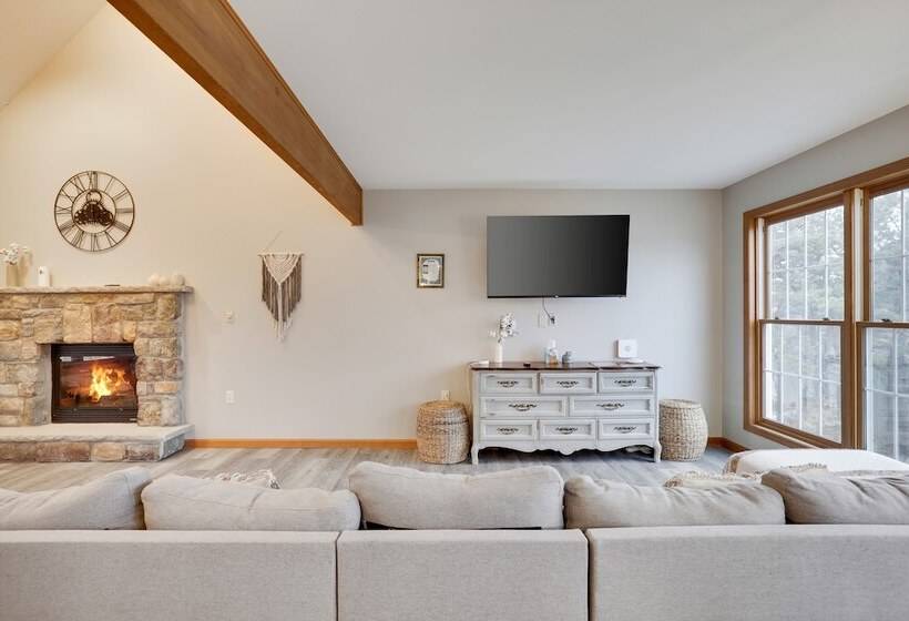 Laker S Pointe By Avantstay Lakefront Private Peninsula Hot Tub, Game Room