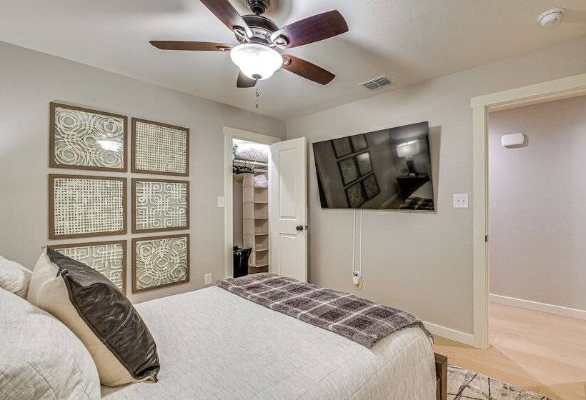 Luxe Pilot Point Home: 3 Mi To Lake Ray Roberts