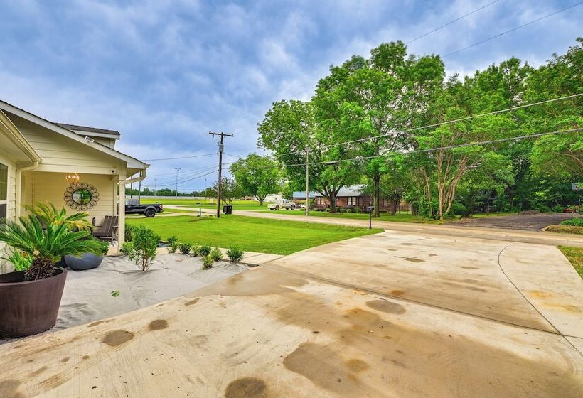 Luxe Pilot Point Home: 3 Mi To Lake Ray Roberts