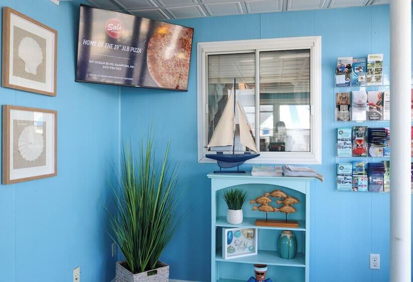 Mainsail Motel & Cottages