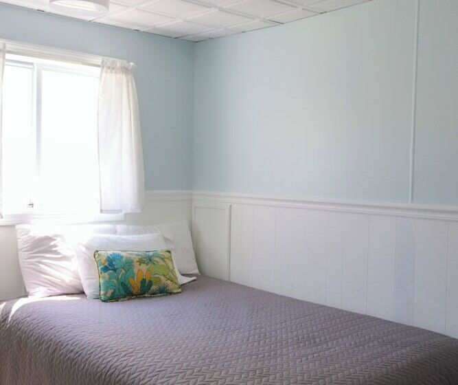 Mainsail Motel & Cottages