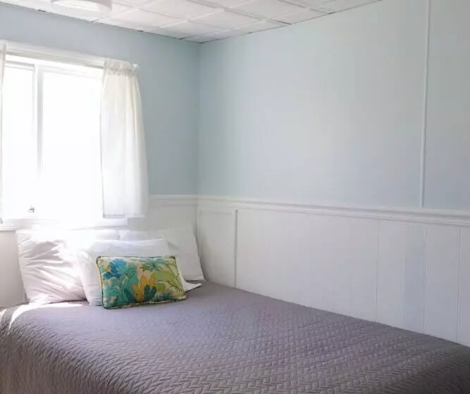 Mainsail Motel & Cottages