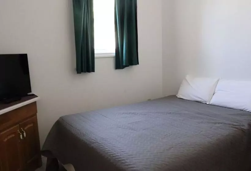Mainsail Motel & Cottages