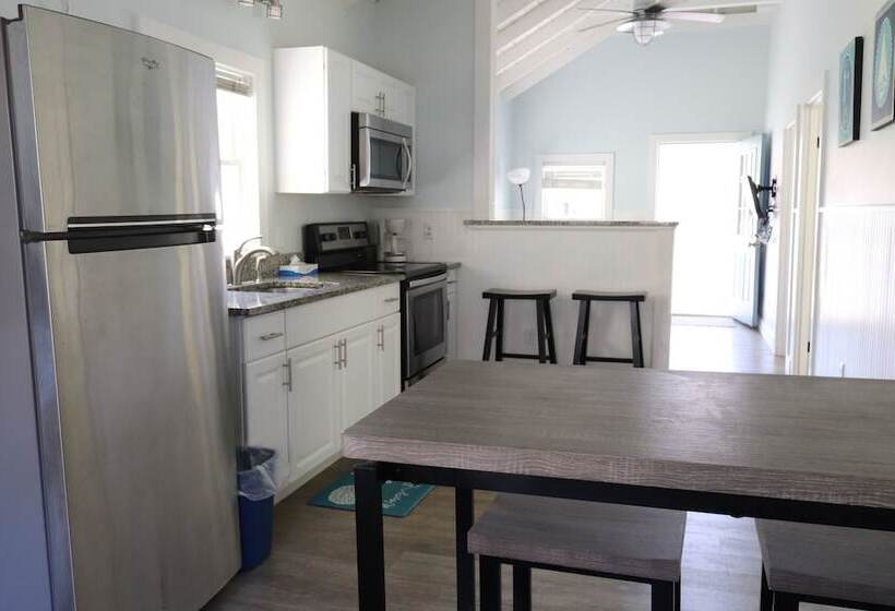 Mainsail Motel & Cottages