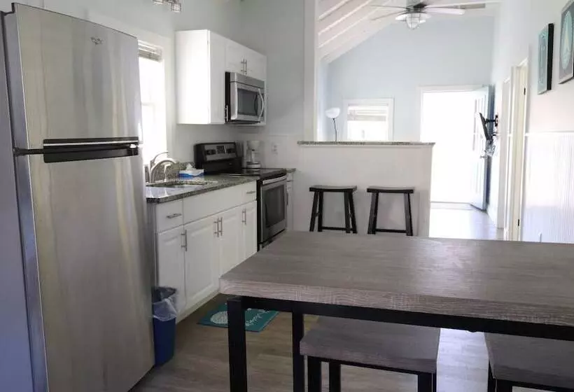 Mainsail Motel & Cottages