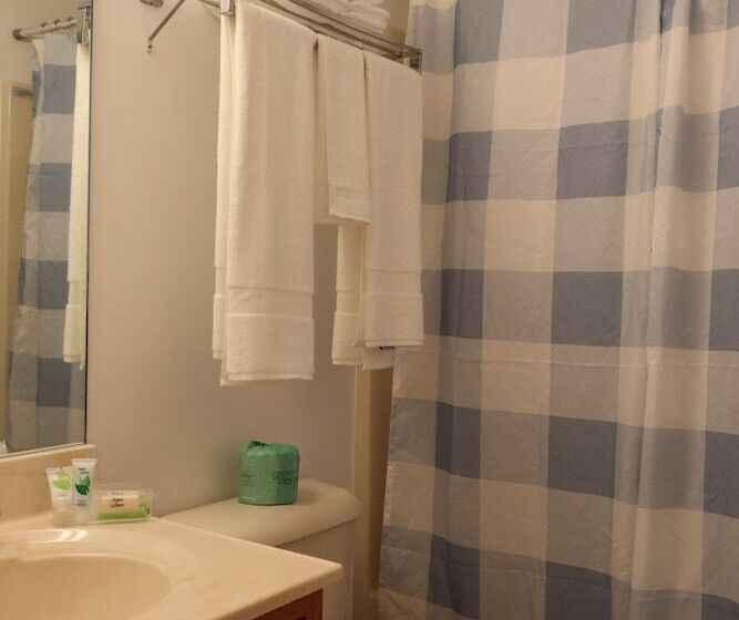 Mainsail Motel & Cottages