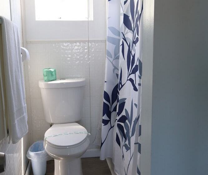 Mainsail Motel & Cottages