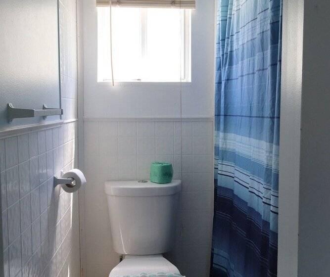 Mainsail Motel & Cottages