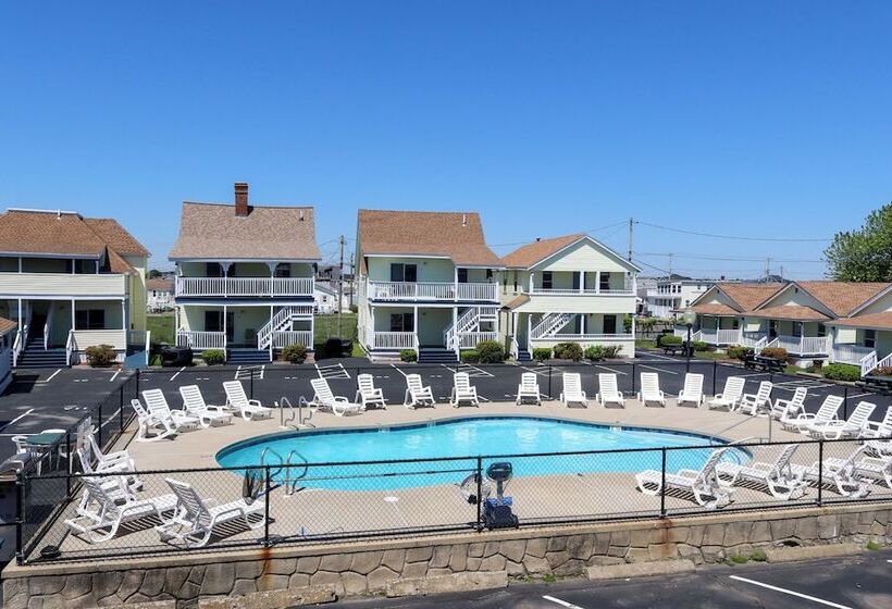 Mainsail Motel & Cottages