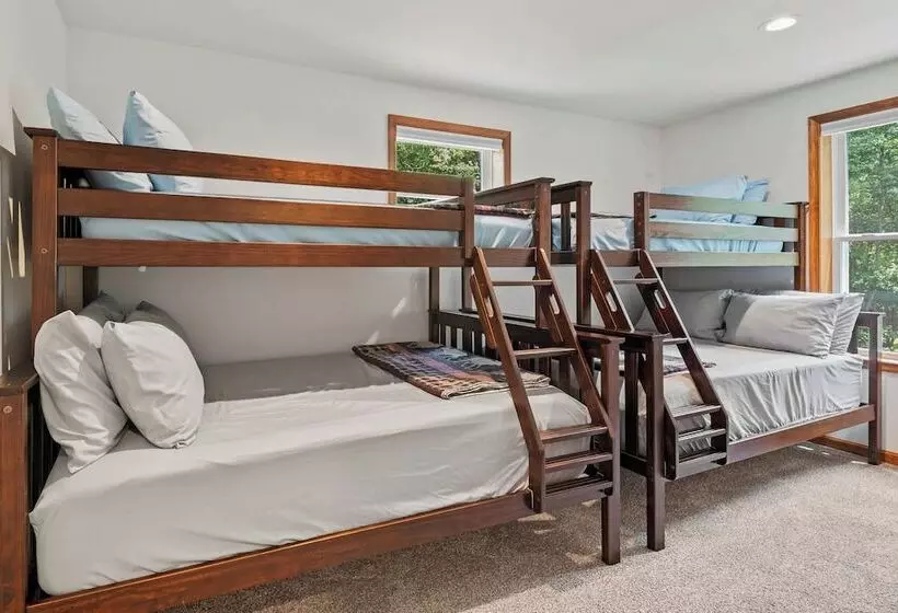 Maple Oasis By Avantstay Newly Built W/ Hot Tub, Game Room & Fire Pit