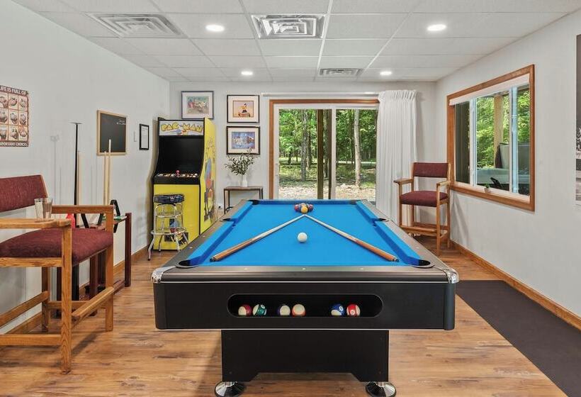 Maple Oasis By Avantstay Newly Built W/ Hot Tub, Game Room & Fire Pit