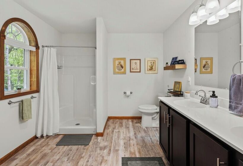 Maple Oasis By Avantstay Newly Built W/ Hot Tub, Game Room & Fire Pit