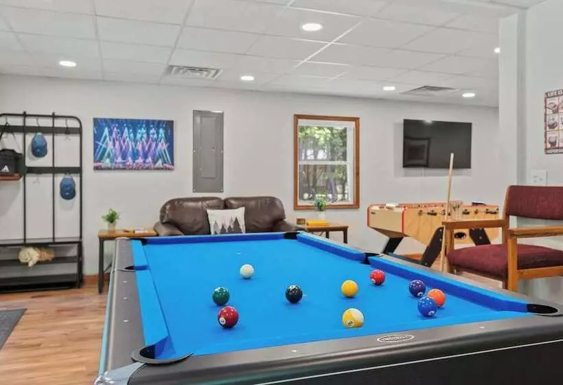 Maple Oasis By Avantstay Newly Built W/ Hot Tub, Game Room & Fire Pit