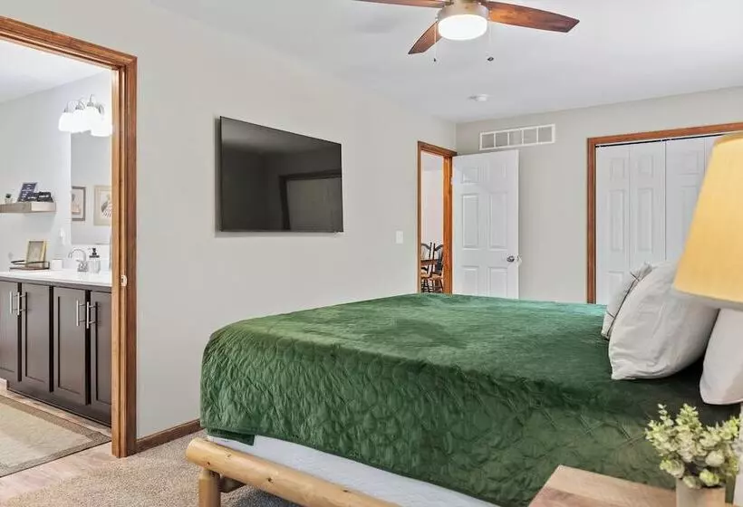 Maple Oasis By Avantstay Newly Built W/ Hot Tub, Game Room & Fire Pit