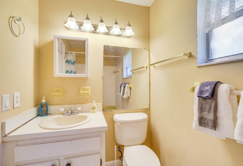 7 Mi To Satellite Beach: Melbourne Home W/ Yard