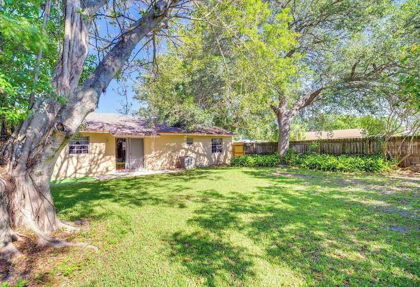 7 Mi To Satellite Beach: Melbourne Home W/ Yard