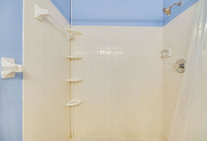 7 Mi To Satellite Beach: Melbourne Home W/ Yard