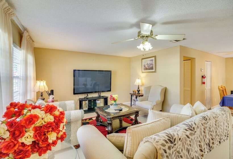 7 Mi To Satellite Beach: Melbourne Home W/ Yard