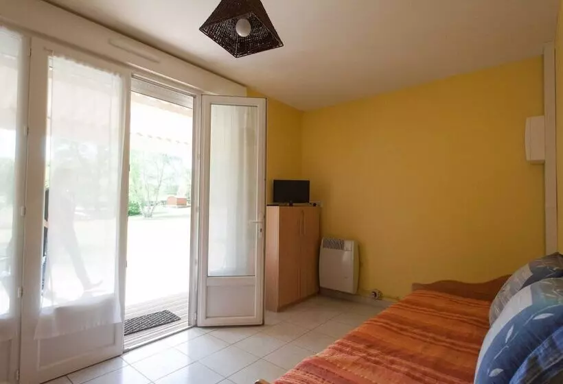 Tasteful Cottage In Sauze Vaussais With Terrace