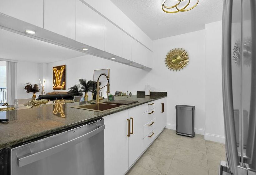 Zeus Sanctuary In Brickell Miami