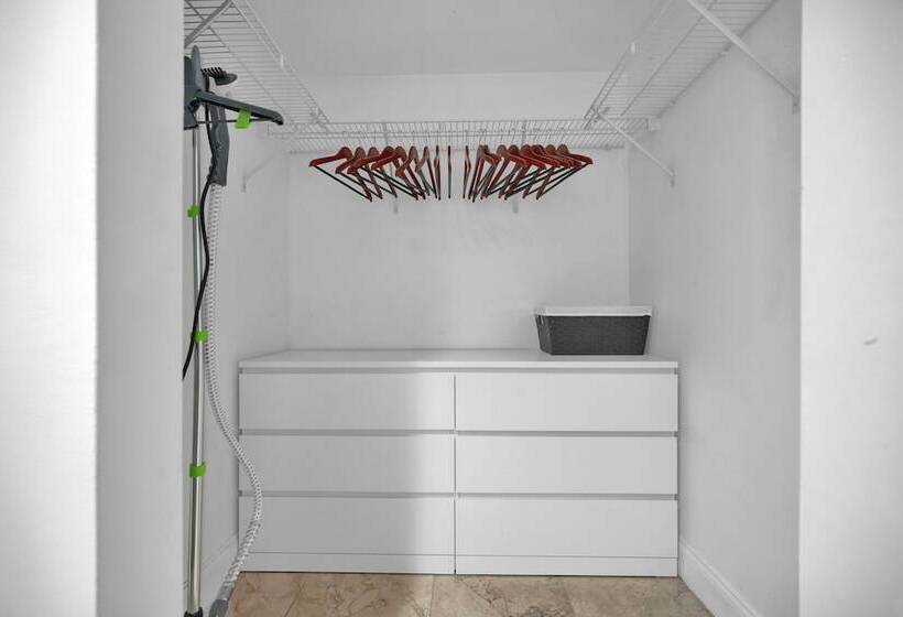 Zeus Sanctuary In Brickell Miami