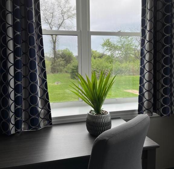 Отель Brinton Suites