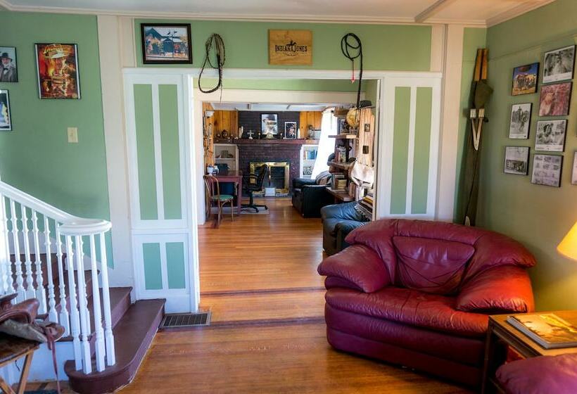 Indiana Jones Bed & Breakfast