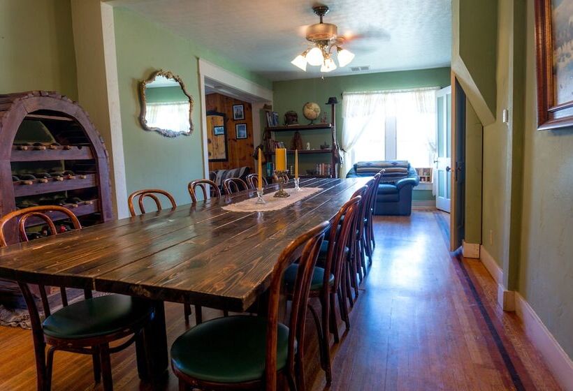 Indiana Jones Bed & Breakfast