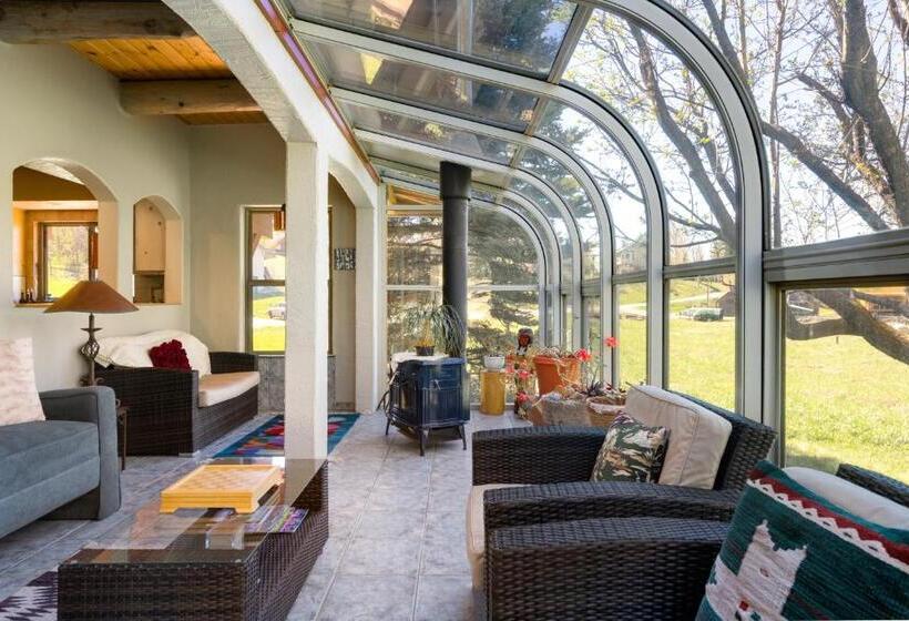 Mariposa Lodge Bed And Breakfast