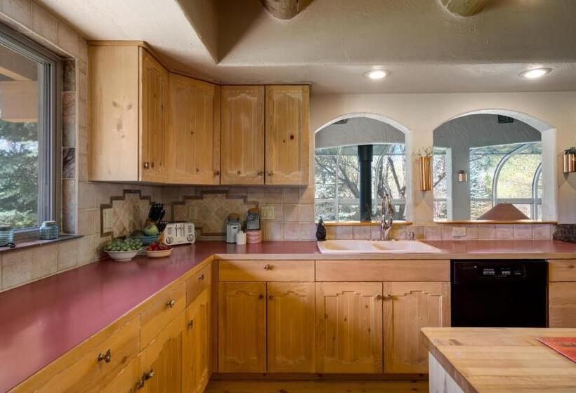 Mariposa Lodge Bed And Breakfast