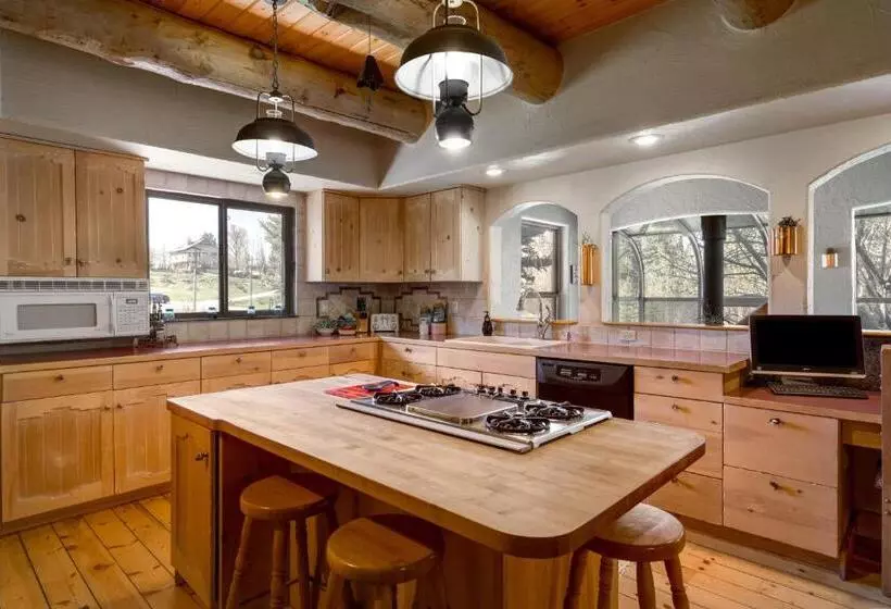 Mariposa Lodge Bed And Breakfast
