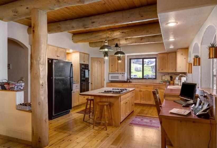 Mariposa Lodge Bed And Breakfast